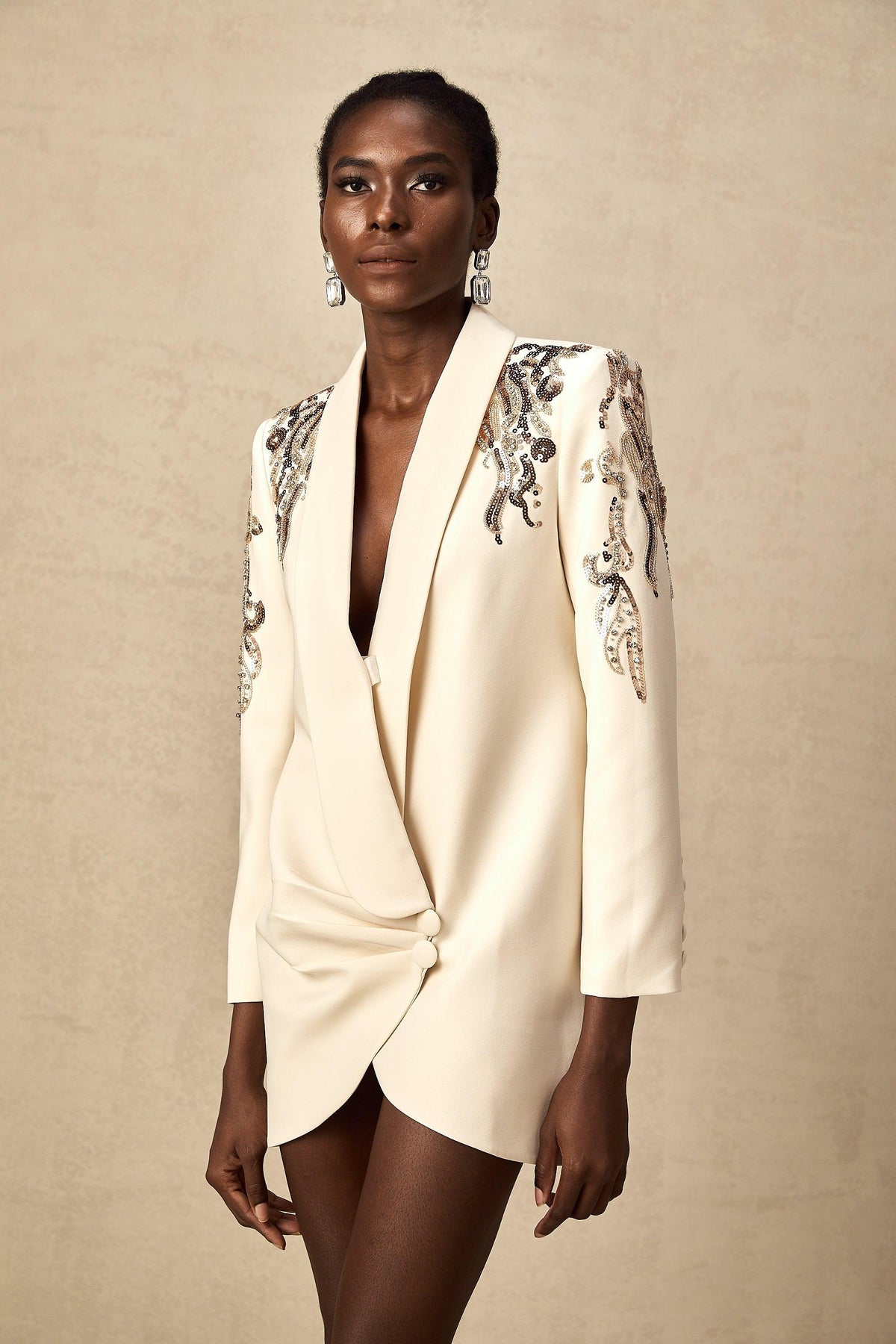 Opulent Grace İşlemeli Krem Blazer Elbise
