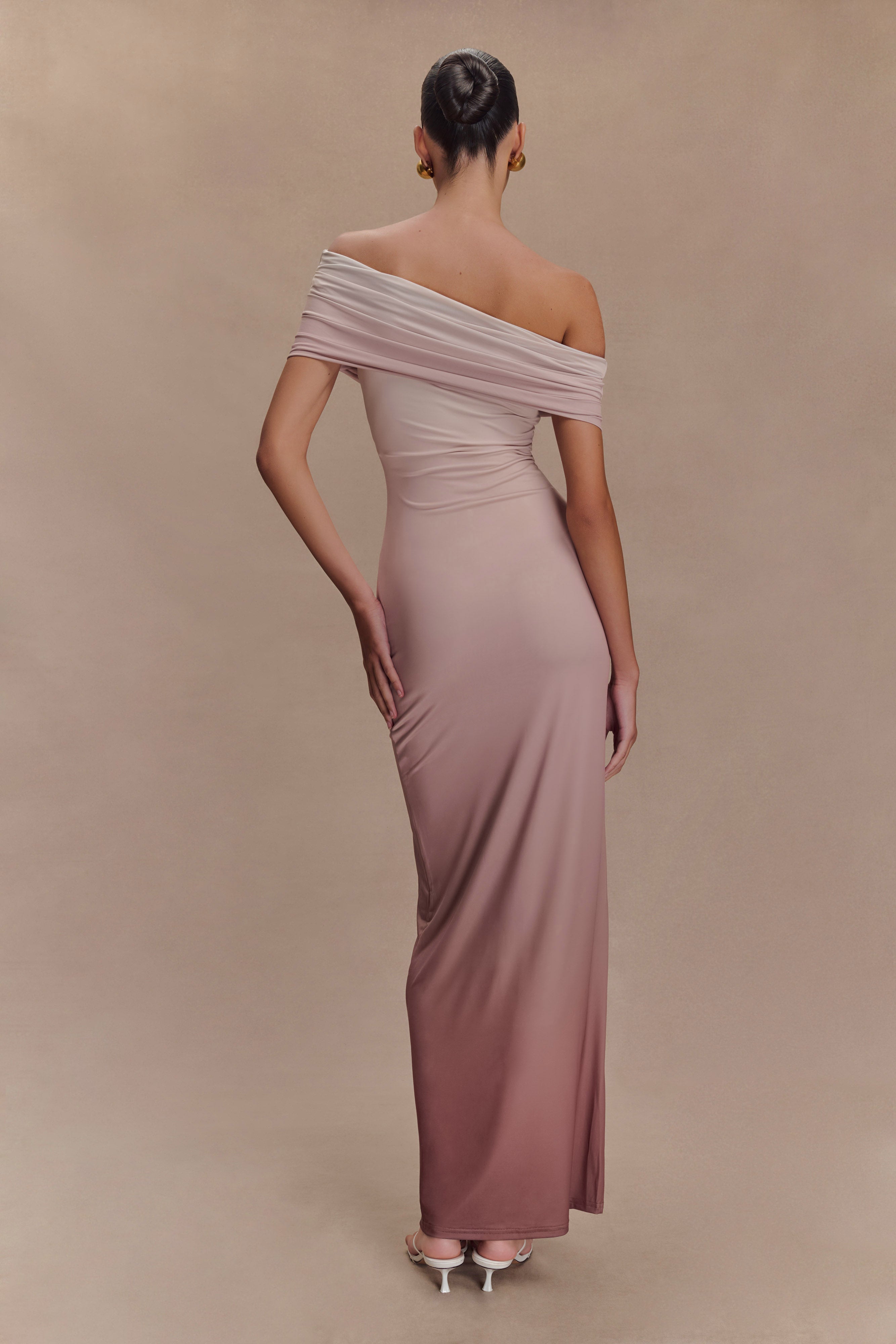 Cassandra Düşük Omuzlu Dar Maxi Elbise - Nötr Ombre