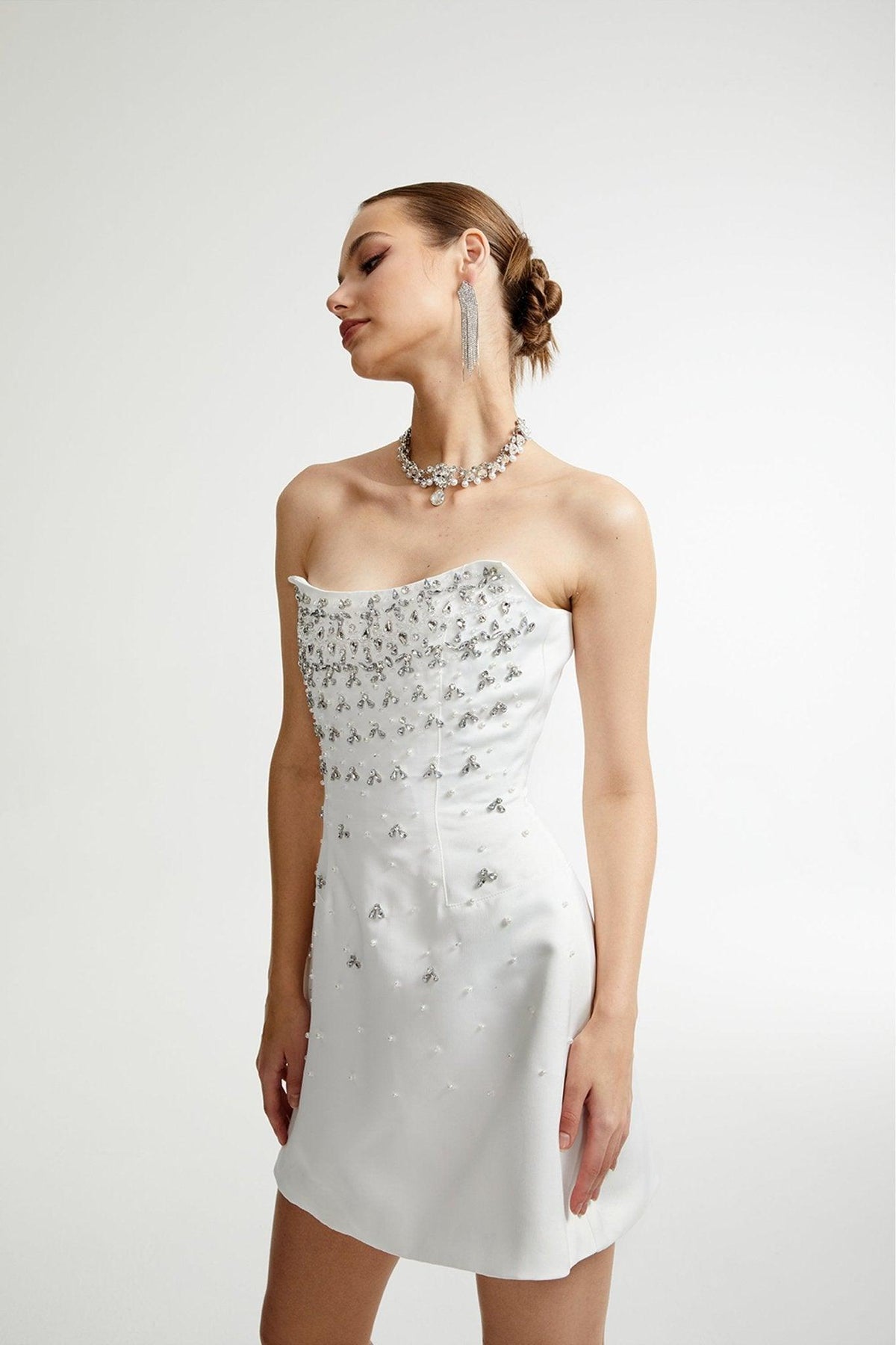 Radiance Elegance Beyaz Taş İşlemeli Straplez Mini Elbise