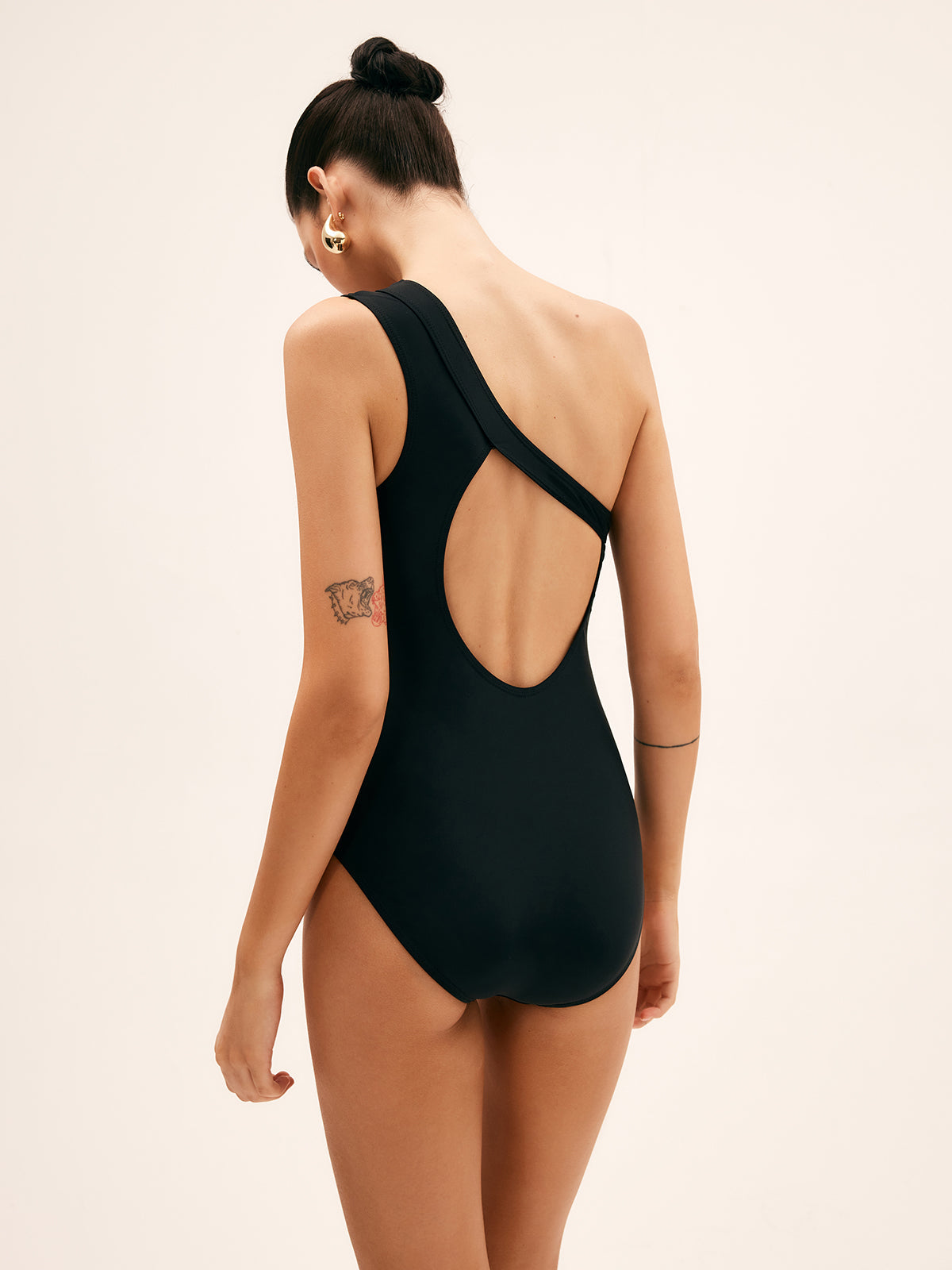 Asimetrik Kesim Tek Parça Mayo Siyah Cutout Detaylı