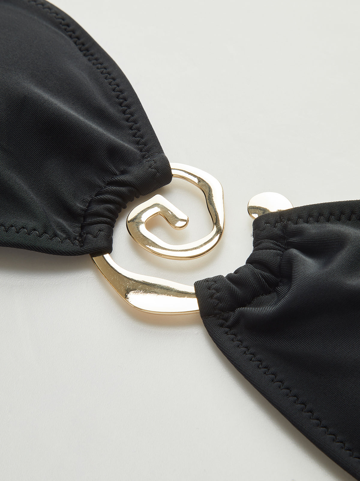 Altın Spiral Bikini Takımı Siyah Metal Detaylı