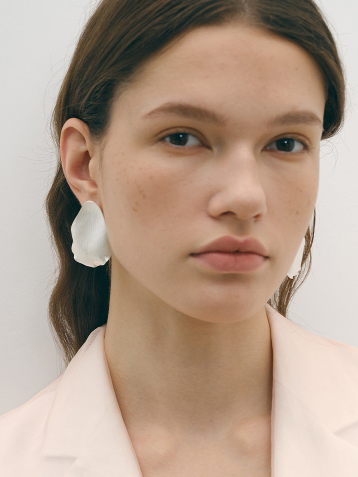 Petal Bloom Çiçek Motifli Küpe Gümüş Rengi