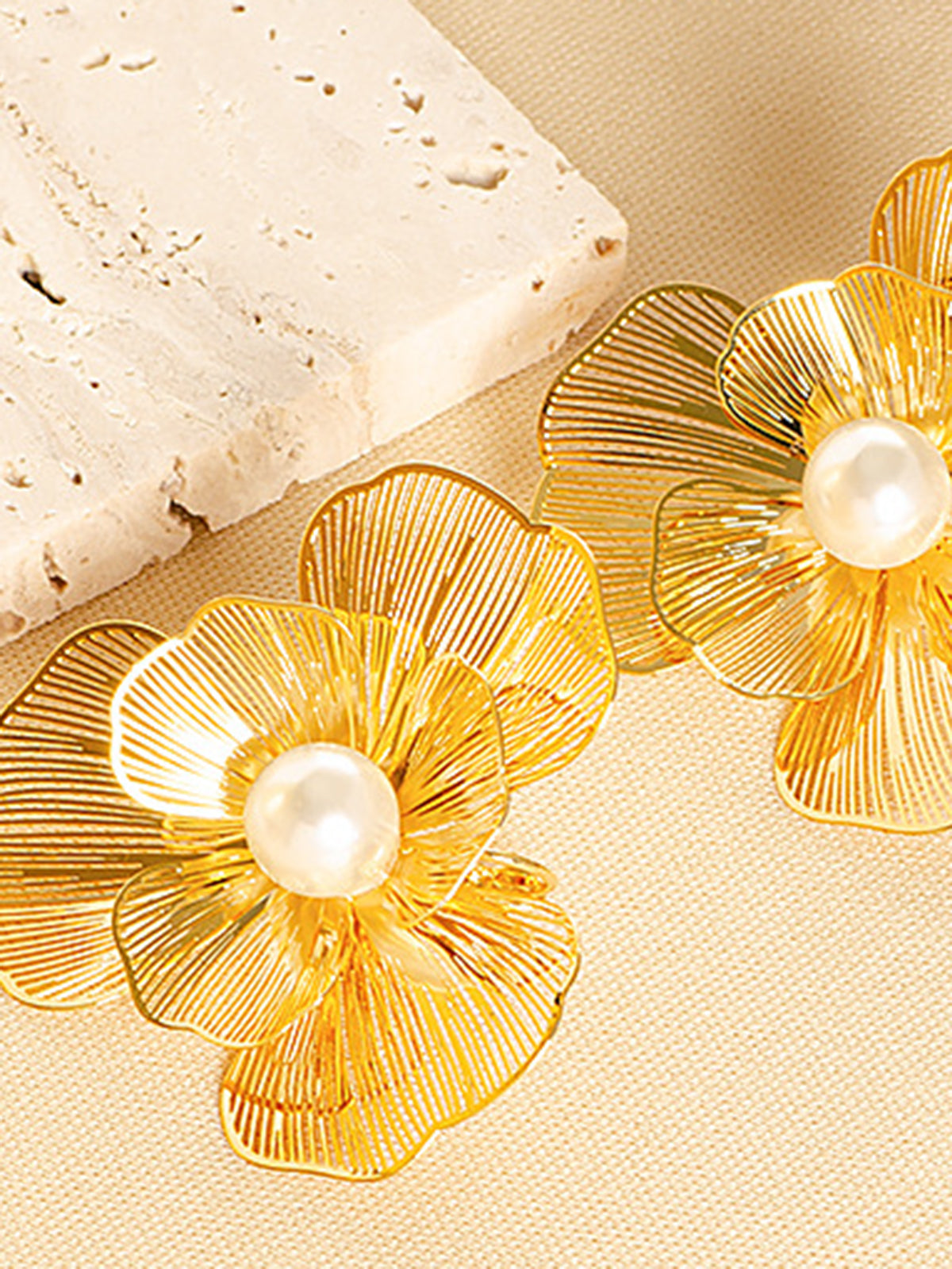 3D Metal Çiçek İnci Küpe Altın Damla Şekli