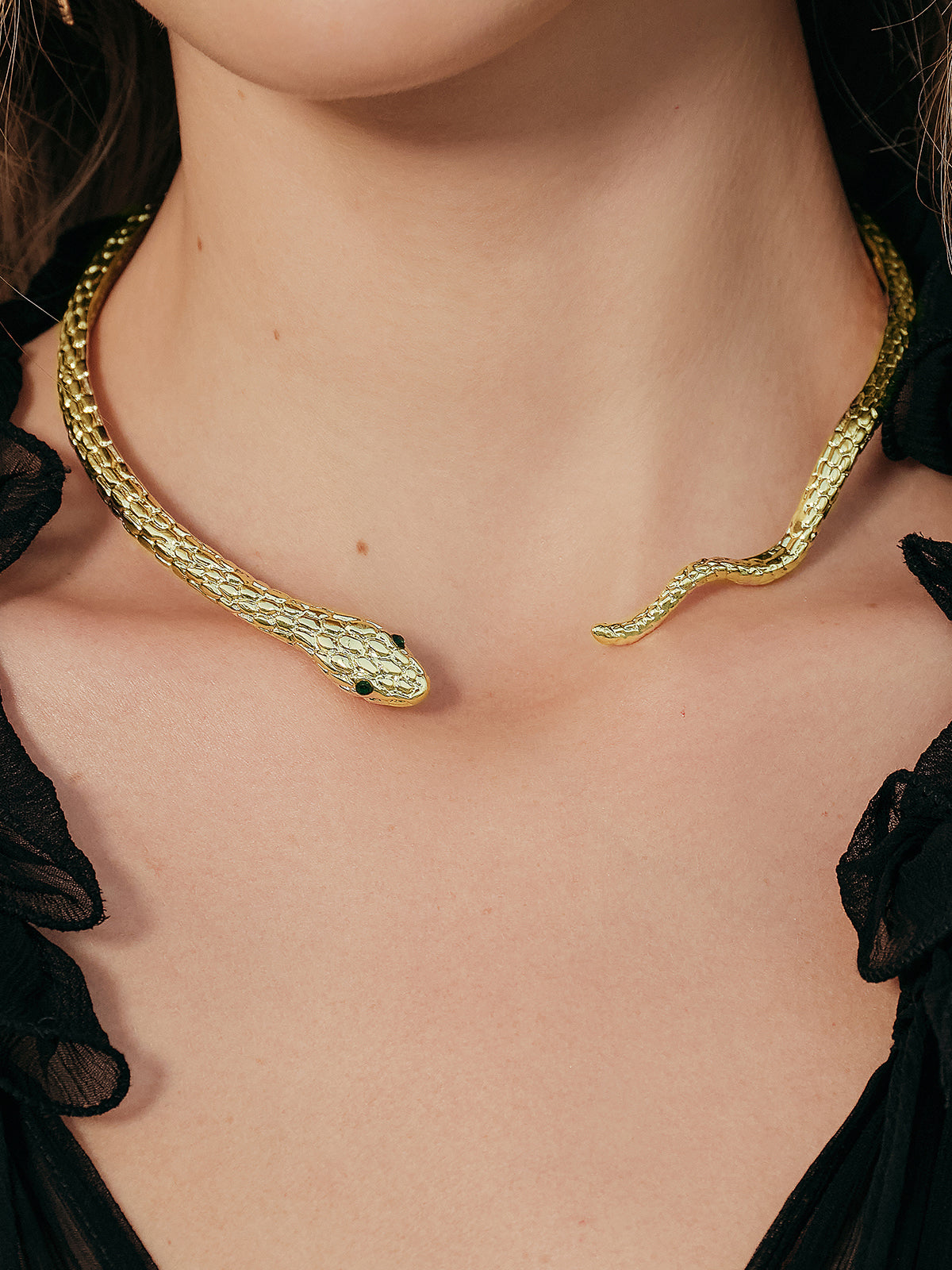 Şık Yılan Esintili Choker Kolye Altın Alaşım