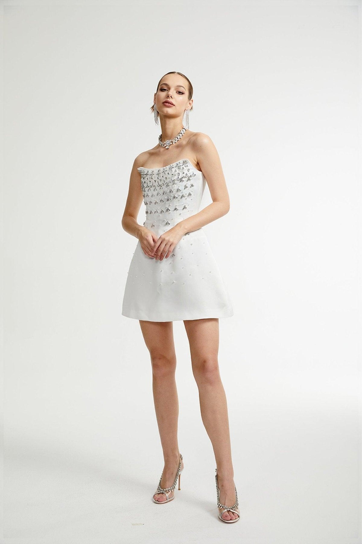 Radiance Elegance Beyaz Taş İşlemeli Straplez Mini Elbise