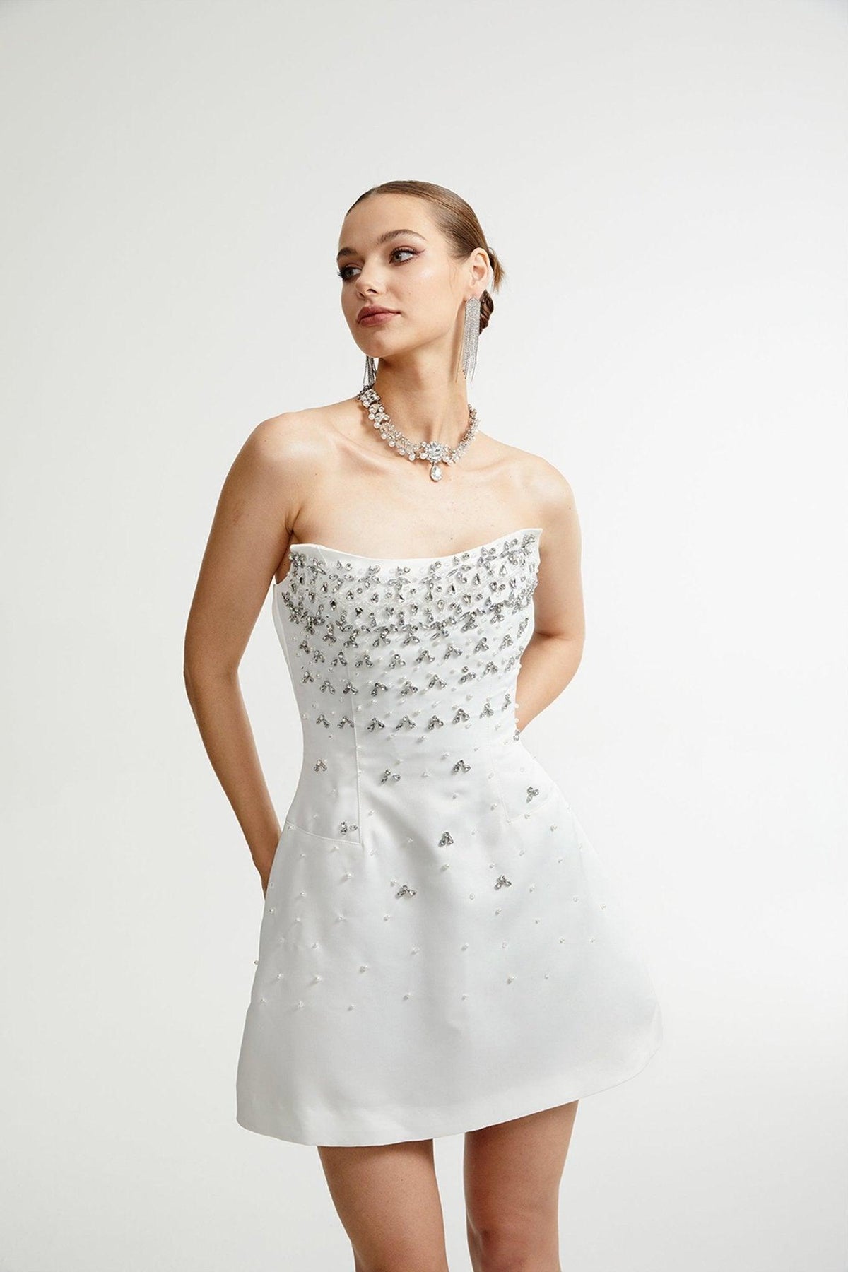 Radiance Elegance Beyaz Taş İşlemeli Straplez Mini Elbise