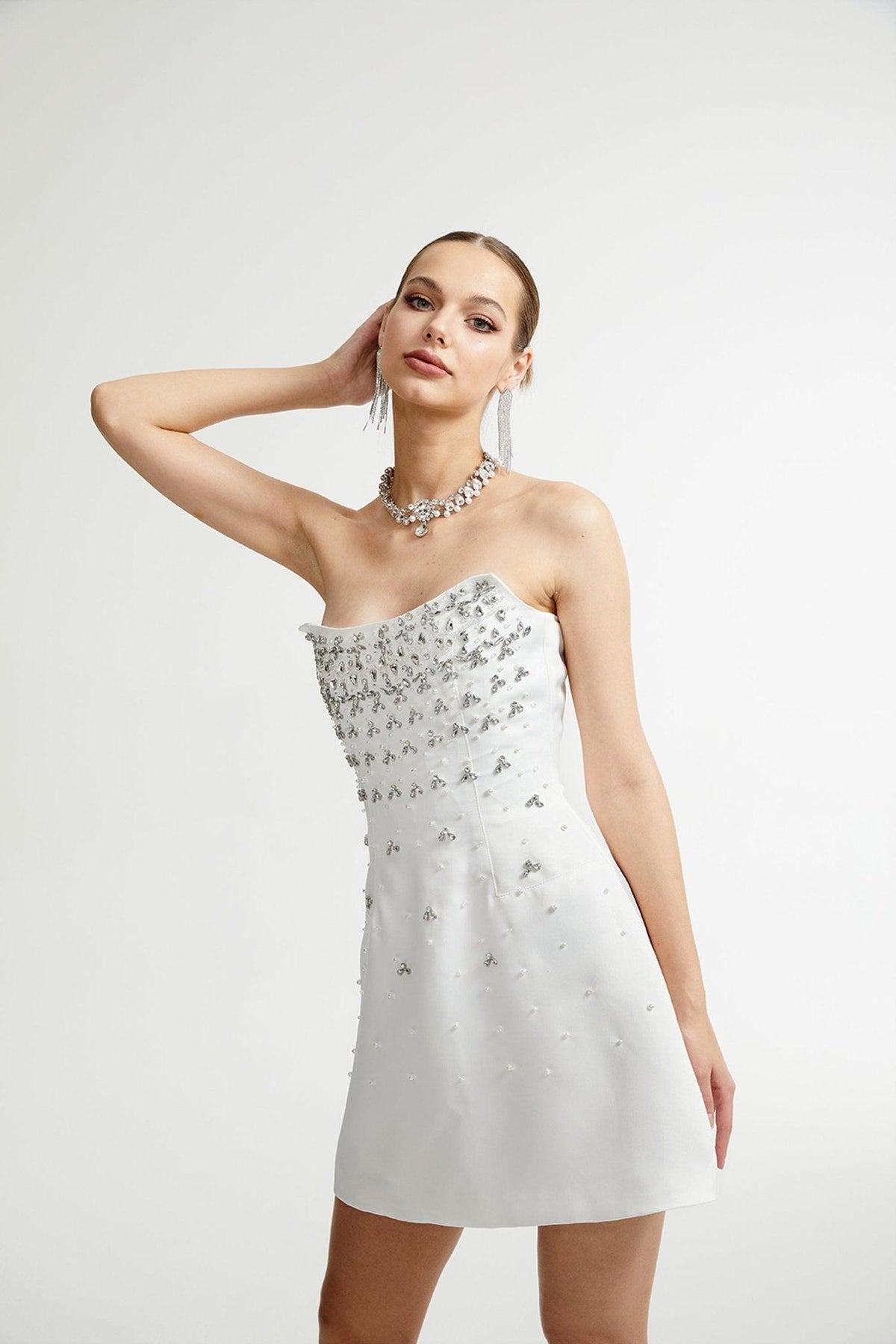 Radiance Elegance Beyaz Taş İşlemeli Straplez Mini Elbise